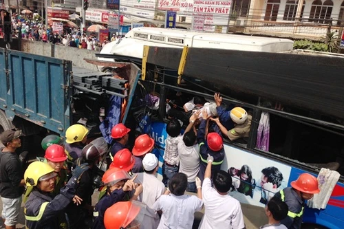 Xe khách tông xe tải, tài xế tử vong kẹt cứng trong ca bin