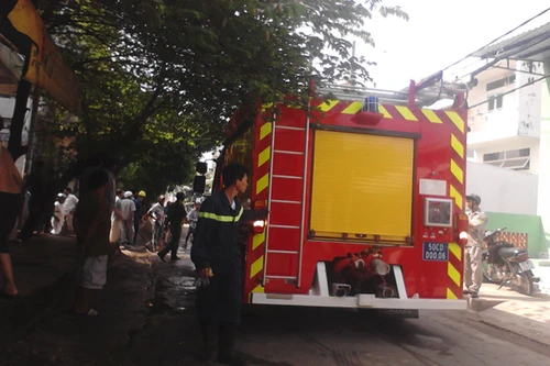 Chủ đi vắng, căn nhà khóa cửa bổng phát cháy 