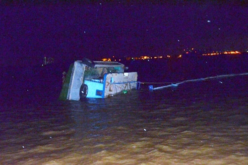 Chìm sà lan ở Cần Giờ, 4 người thoát chết