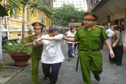 Đâm chồng trọng thương vì bị đòi ký đơn ly hôn