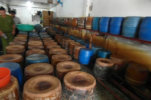 Phát hiện cơ sở sản xuất giá bằng hóa chất và đỗ xanh Trung Quốc