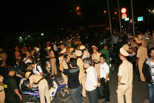 Hàng trăm cảnh sát xử lý mạnh ở "điểm nóng ăn chơi"