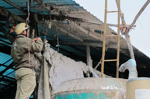 Ghê rợn: Một bảo vệ bị xay nhuyễn trong lò xay bột giấy