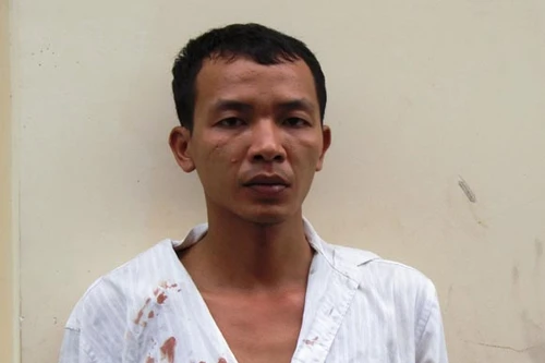 Dùng dao tấn công nhân viên cửa hàng nội thất để cướp