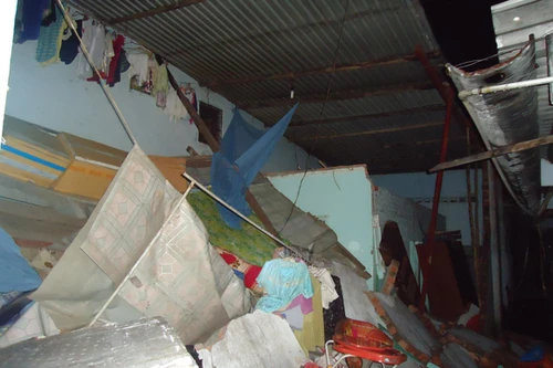 Hàng trăm tấm thép lao khỏi xe tải “đánh” sập nhà dân, 3 người nhập viện