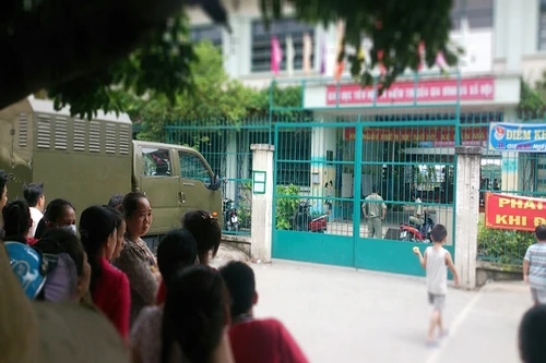 Sau khi chơi game thâu đêm, giết bảo vệ trường tiểu học để cướp