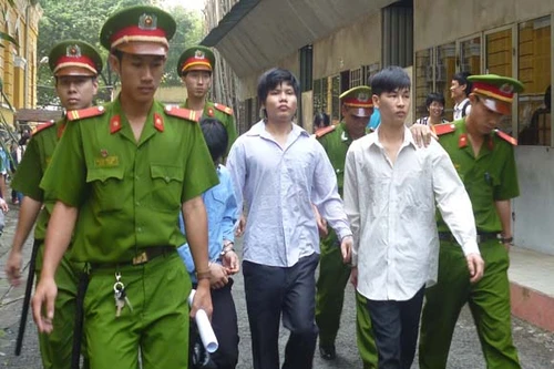 Không tiền, "nổi hứng" rủ nhau...cướp xe người đi đường