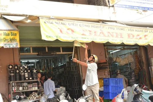 Sẩy chân, bé trai rơi từ tầng 7 chung cư tử vong