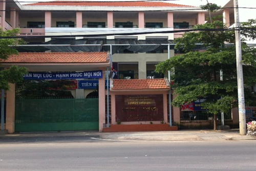 Gia đình chậm tiền, bé lớp 2 bị cắt suất ăn trưa