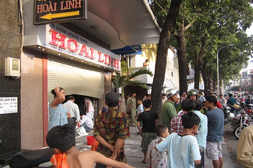 Ô tô leo lề đâm sập cửa tiệm vàng 