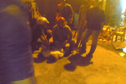 Khống chế người đàn ông nửa đêm lên cơn "điên loạn"