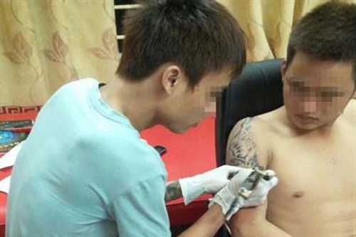 Đóng giả khách, “dụ” thợ xăm mình đến khách sạn cướp tài sản