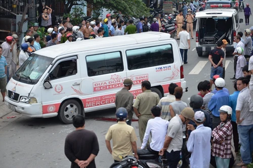 Hai vợ chồng bị xe đưa đón học sinh cán chết trên đường