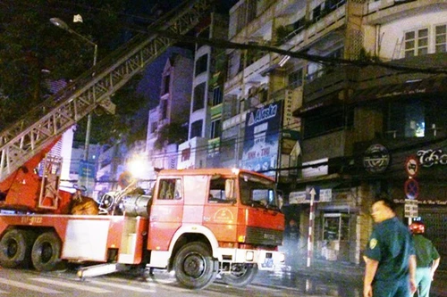 Cháy nổ ở "phố Tây", hàng trăm người hoảng loạn 