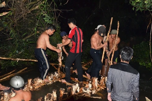 Vỡ bờ bao, hàng trăm hộ dân TPHCM khốn đốn trong đêm tối