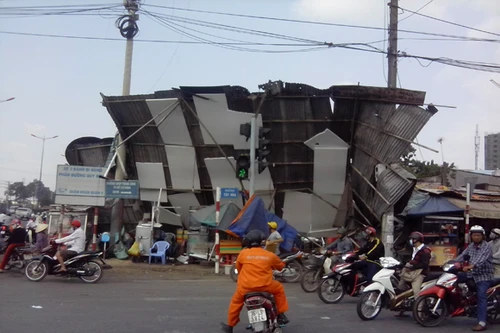 Lốc xoáy tại TP.HCM, 1 người bị thương