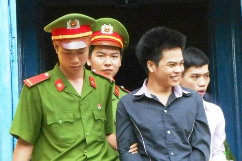 Kẻ sát nhân cười điên dại khi nhận án tử hình