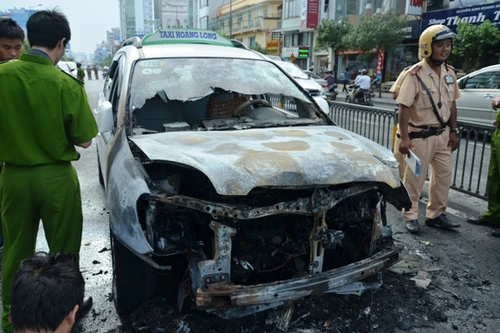 Taxi đang chở khách, bỗng bốc cháy giữa đường