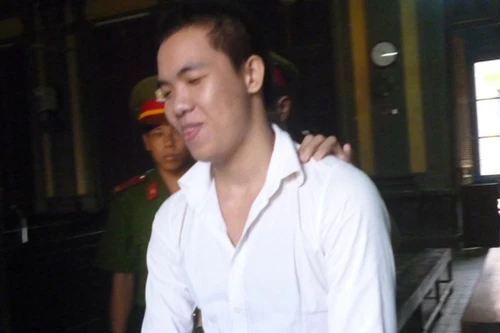 Làm “chuyện người lớn” với bé gái 11 tuổi