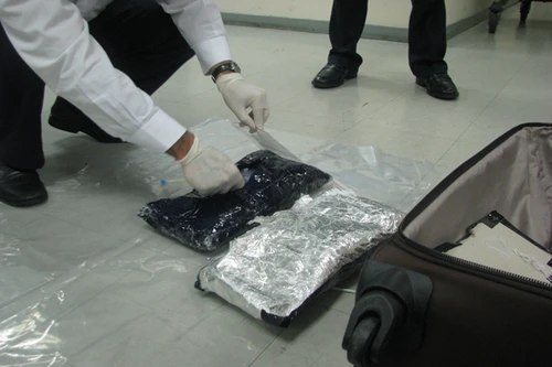 Hải quan sân bay phát hiện 2kg ma túy đá trong valy hành khách 