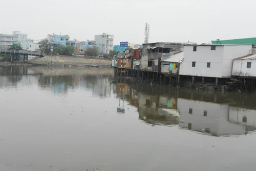 Đang chích ma túy, bị phát hiện con nghiện nhảy kênh chết đuối