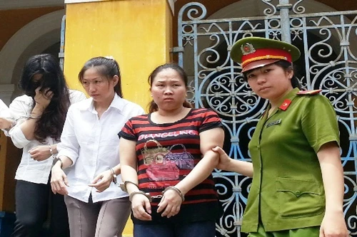 Những "kiều nữ" buôn ma túy xuyên quốc gia, hung hãn trước tòa