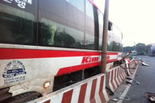 Xe giường nằm lao vào dải phân cách, hành khách thót tim
