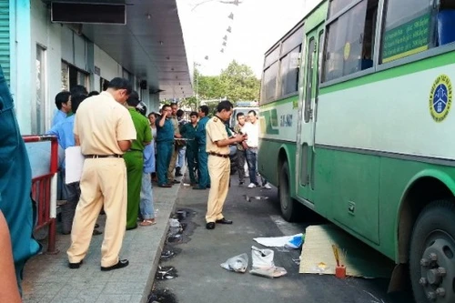 Trượt chân ngã, giảng viên người Nhật bị xe buýt cán tử vong