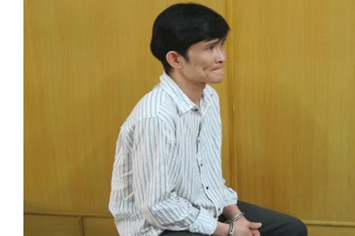 Không rút được tiền, dùng kéo chọc nát màn hình máy ATM