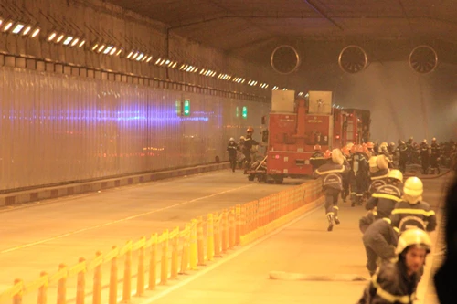 Giả định: Ứng cứu đường hầm sông Sài Gòn chìm trong khói, lửa