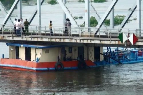 2 giờ “giải cứu” sà lan mắc kẹt dưới gầm cầu sắt Bình Lợi