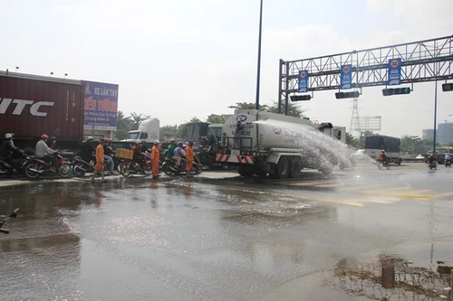 Xe tải phanh gấp, hóa chất đổ tràn xuống đường gây rối loạn giao thông