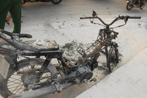Xe máy cháy trơ khung trên cầu Bình Triệu 2
