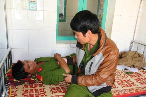 Côn đồ quậy đám cưới, đánh công an