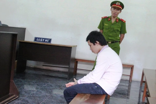 Nghe lời bạn mách, thiếu niên mượn dao đi đâm người