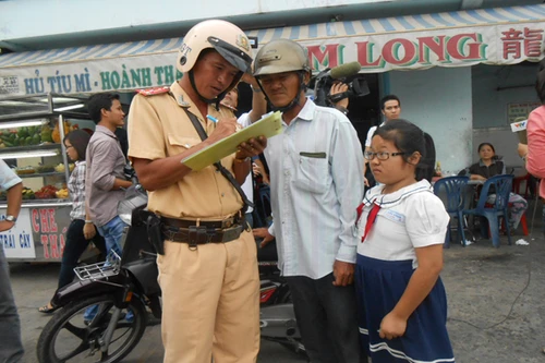 Xem CSGT xử phạt và tuyên truyền đội MBH cho trẻ em khi giao thông