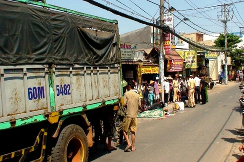 Xe tải cán ngang người, một phụ nữ chết thảm