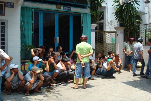 Xem cảnh sát đột kích 2 điểm cờ bạc, tạm giữ 67 đối tượng