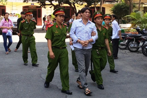 Chị em phụ nữ cãi nhau, đàn ông can gián lãnh hậu quả