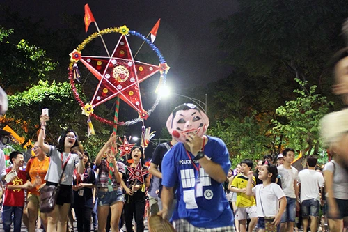 Không khí Trung thu đến sớm trên tuyến phố đi bộ ở Hà Nội