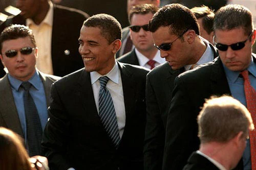 Người lạ mang súng lọt vào thang máy của Tổng thống Obama 