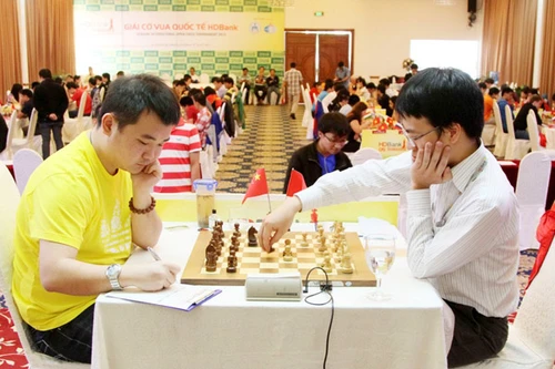 Giải Cờ vua quốc tế HDBank 2015 ván 6: Li Chao chiếm ngôi đầu