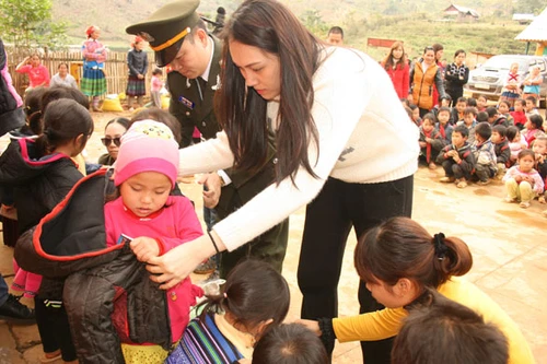 Mang áo ấm lên bản vùng cao giữa những ngày rét hại kỷ lục