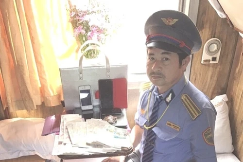 Nhân viên đường sắt trả lại tài sản giá trị lớn khách nước ngoài bỏ quên