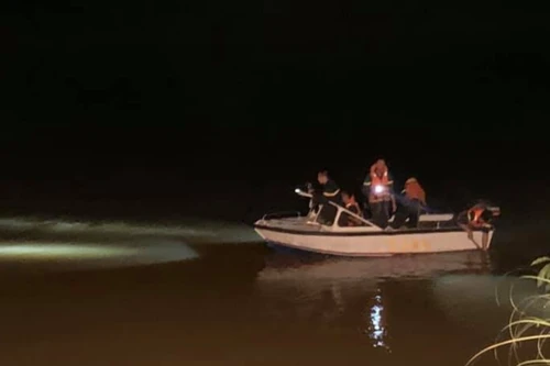 Để lại xe máy và dép trên cầu, cô gái nhảy sông tự tử