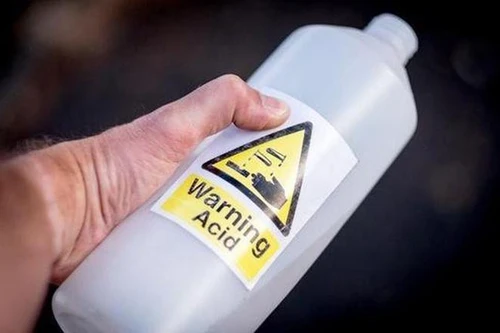 Người phụ nữ thuê xe ôm đi tạt a xít để "ghen ngược"