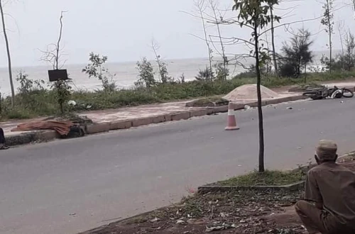 Nam thanh niên tử vong bên vệ đường