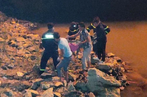 Để lại xe máy và ví trên cầu, nam thanh niên gieo mình xuống sông 