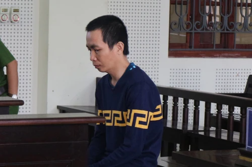 Xin tiền uống rượu không được, con trai dùng dao đâm bố