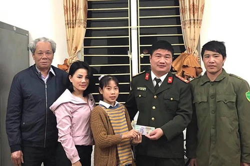 Bé gái 13 tuổi nhặt được 23 triệu đồng tìm người trả lại